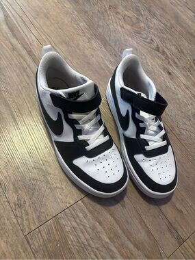 Nike Kids low Court panda Sneakers size 2